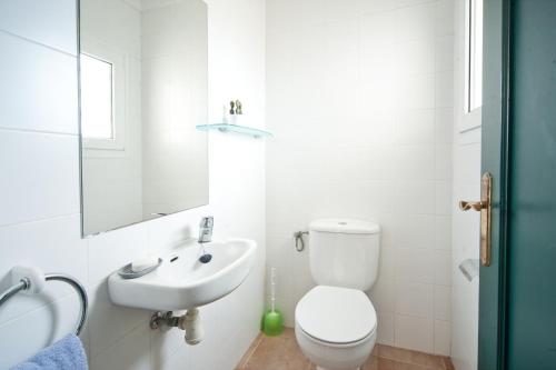 莱斯卡拉Montgo 2的白色的浴室设有卫生间和水槽。