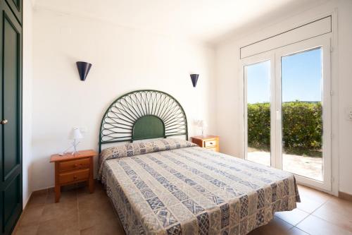 莱斯卡拉Montgo 2的一间卧室设有一张床和一个大窗户