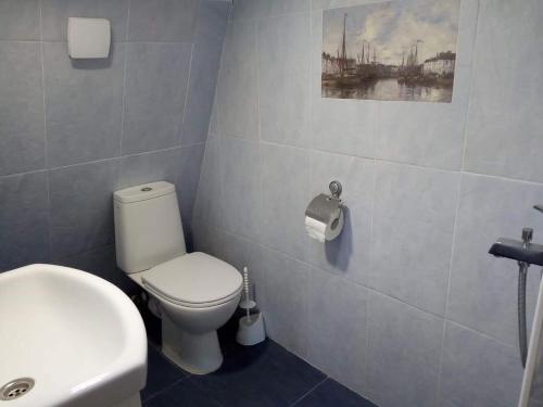 泰拉维Nino's Veranda Apartment的浴室配有白色卫生间和盥洗盆。