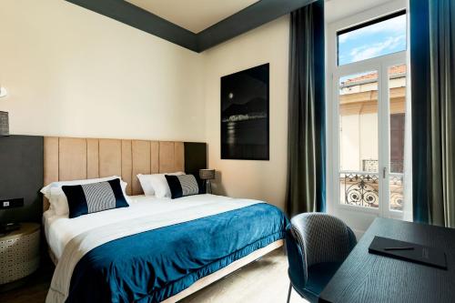 Amadomus Luxury Suites客房内的一张或多张床位