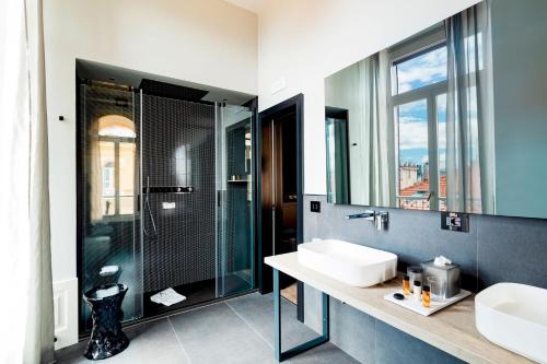 那不勒斯Amadomus Luxury Suites的一间带玻璃淋浴和水槽的浴室
