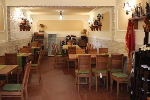 蒂米什瓦拉Pensiunea Casa Iorgovanul Urseni的用餐室配有木桌和椅子