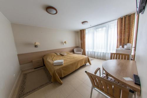 维尔纽斯Apartments Ameda的一间卧室配有一张床和一张桌子