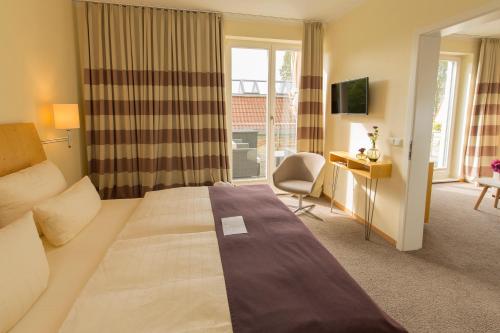 瓦伦克莱斯米尔酒店的酒店客房设有一张大床和一张书桌。