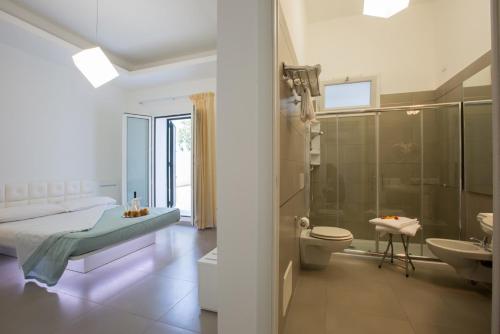 托雷圣乔万尼乌Hyencos Hotel Callyon的浴室配有卫生间、淋浴和盥洗盆。