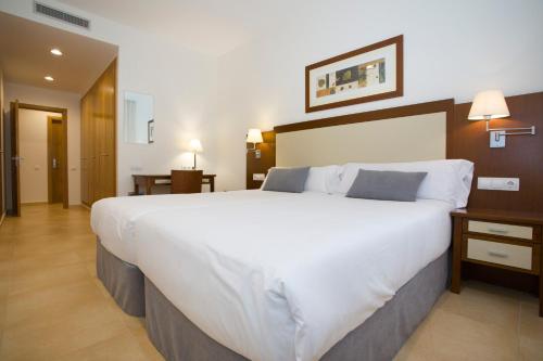 阿尔法法尔阿布费拉公寓酒店的一张大白色的床,位于酒店客房内