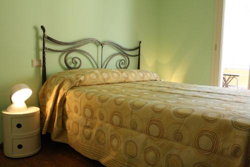 阿尔伊泰尔梅普林西比住宿加早餐酒店的卧室配有一张床和一盏灯,位于地板上