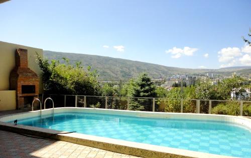第比利斯里奇酒店的山景游泳池