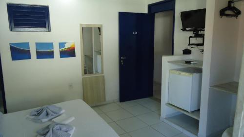 福塔莱萨Hotel Praia do Futuro的一间设有蓝色门和水槽的小厨房