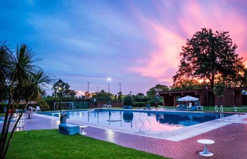 科洛尼亚-德尔萨克拉门托埃尔米拉多尔水疗酒店的一座享有日落美景的大型游泳池