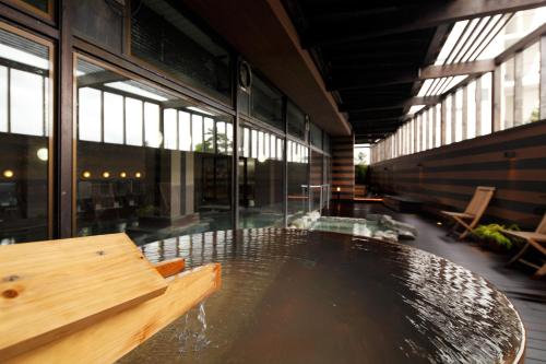 高松酒店内部或周边的泳池