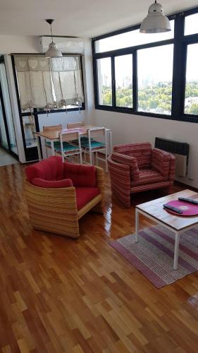 洛马斯-德萨莫拉Departamento Céntrico En Lomas de Zamora的客厅配有两张沙发和一张桌子