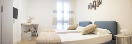 萨维勒特里Casa Felice的卧室配有白色的床和蓝色的沙发