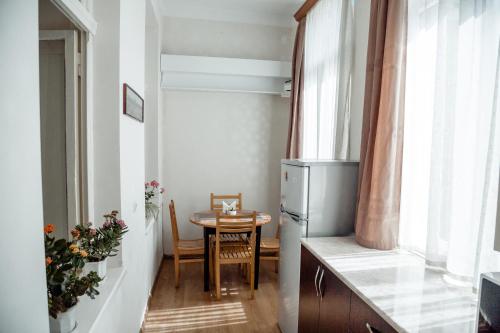 第比利斯Tbilisi Apartment 2的一间小公寓,配有桌子和窗户