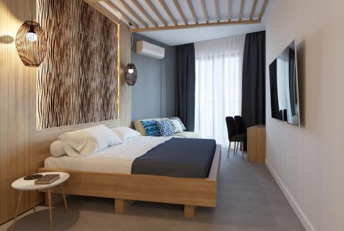 敖德萨Mykonos Hotel Apart Maestro的一间卧室配有一张床、一张桌子和一台电视。