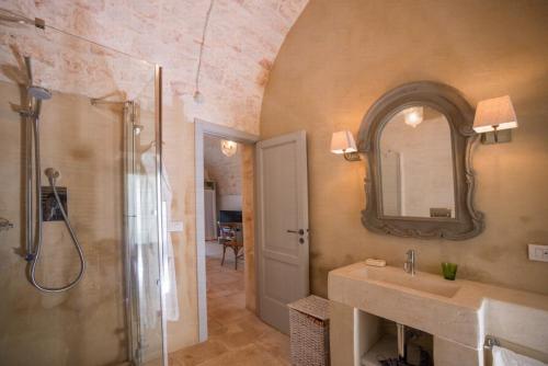 莫诺波利HelloApulia - Peperoncino的带淋浴、盥洗盆和镜子的浴室