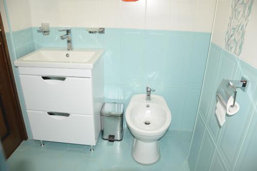 埃里温Massiv Apt的一间带卫生间和水槽的浴室