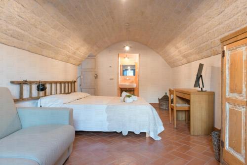 马丁纳弗兰卡HelloApulia - Trulli Pozzo Fornello的一间卧室配有一张床和一个沙发