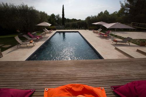 勒卡斯特雷特马斯德斯阿弗林斯别墅的庭院内带椅子和遮阳伞的游泳池