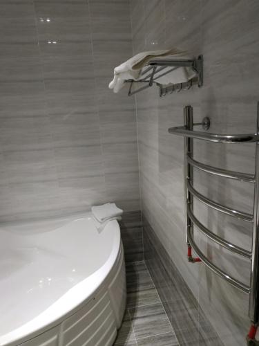 撒马尔罕Happy House的浴室配有白色卫生间和毛巾架。