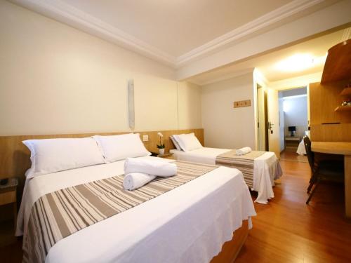 尼泰罗伊伊卡拉海滩酒店的酒店客房设有两张床和钢琴