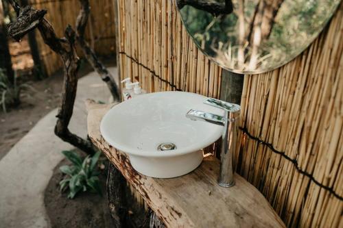 ASKIESBOS - Samochima Bush Camp的一间浴室