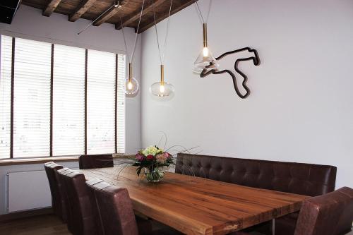 斯塔沃洛Remacle3的一间带木桌和皮椅的用餐室
