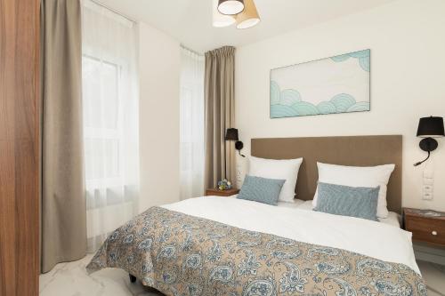 Aquamarina Onyx Marina Invest客房内的一张或多张床位