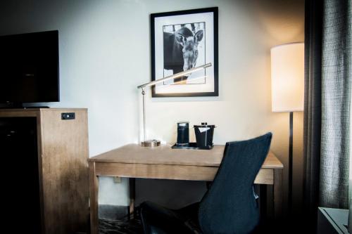 安克雷奇速8安克雷奇酒店的一张位于酒店客房的桌子,配有蓝色椅子