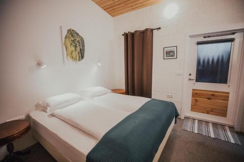 米湖Birkilauf的一间卧室设有一张大床和一个窗户。