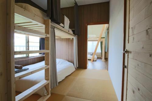 富士河口湖晴家(HALELUYA)旅馆的一间带双层床的房间和一间带门的卧室