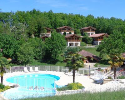 莫鲁Chalet Cahors - 4 pers.的享有带游泳池的度假村景致