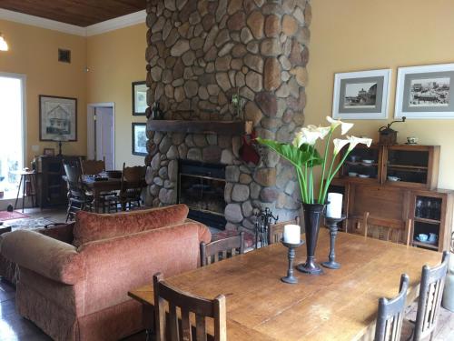 佩斯卡德罗Pescadero Creek Inn的客厅配有桌子和石头壁炉