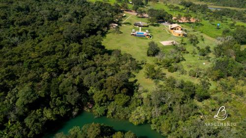博尼图Pousada Boyrá的享有房子和湖泊的空中景致