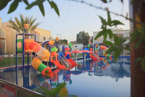 塔伊夫Al Khuzama Resort的一个带水上滑梯的水上公园的游泳池
