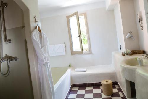 舍纳斯昂博朗Domaine de Clairefontaine - Teritoria的白色的浴室设有浴缸和水槽。