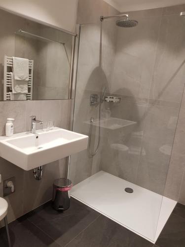 卡斯泰尔贝洛Villa Malus的一间带水槽和淋浴的浴室