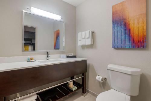 俄克拉何马城MainStay Suites Bricktown - near Medical Center的一间带水槽、卫生间和镜子的浴室