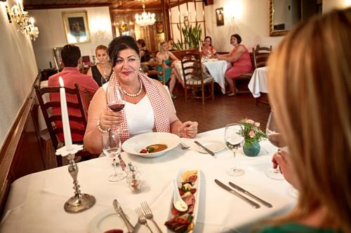 朗根多夫国家旅馆的坐在桌子旁的女人,喝一杯酒