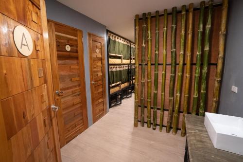 科隆BAMBAM Hostel的一间带水槽的浴室和一间带木门的浴室