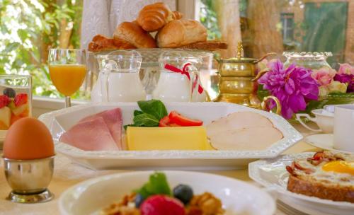 阿珀尔多伦天马大酒店的一张桌子,上面放着一盘食物和面包