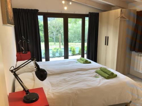 巴尼－迪卢卡Luxurious Holiday Home in Bagni di Lucca with Pool的一间卧室配有一张带灯和窗户的床