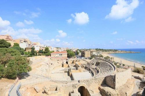 塔拉戈纳Tarragona Ciudad, El Serrallo AP-3的享有海滩上圆形剧场的景色