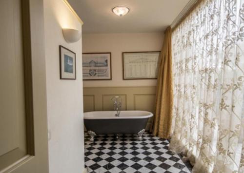 BesozzoGreen Hill Property的带浴缸和淋浴帘的浴室