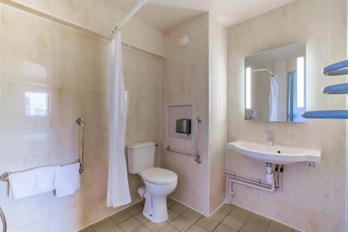 马赛B&B HOTEL Marseille La Valentine的一间带卫生间和水槽的浴室