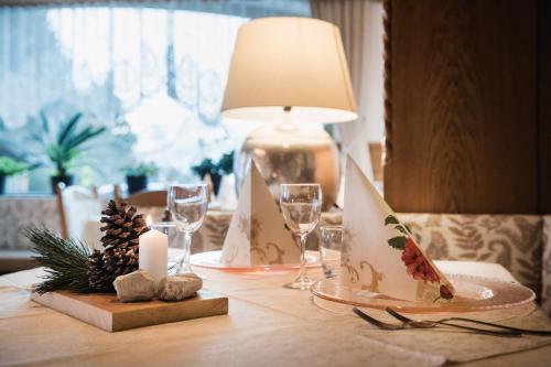 阿拉巴蒙切尔斯酒店的一张桌子,桌子中间有一个台灯和蜡烛