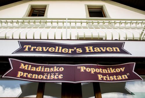 布莱德Travellers' Haven的建筑物一侧有两个标志