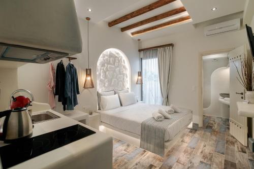 阿吉奥斯普罗科皮奥斯Naxos Petite Studios的白色卧室设有床铺和水槽