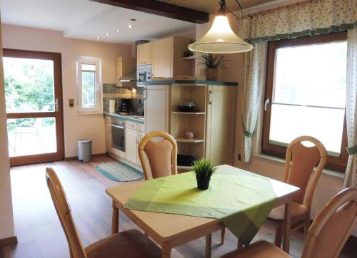 卡尔斯哈根Ferienwohnung Knurrhahn的厨房以及带桌椅的用餐室。