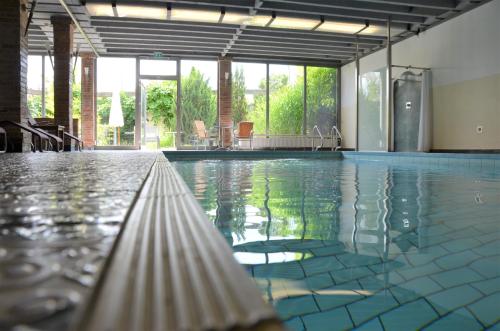奥格斯堡Ringhotel Alpenhof - Patchworkhotel的一座建筑物内的游泳池